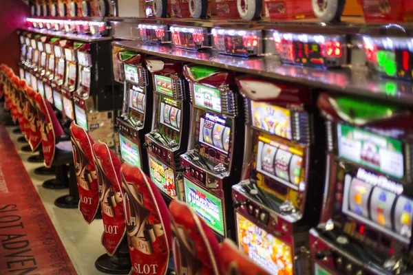 Dana33 Pretty Gaming table showing roulette wheel with betting options and real-time dealer video
